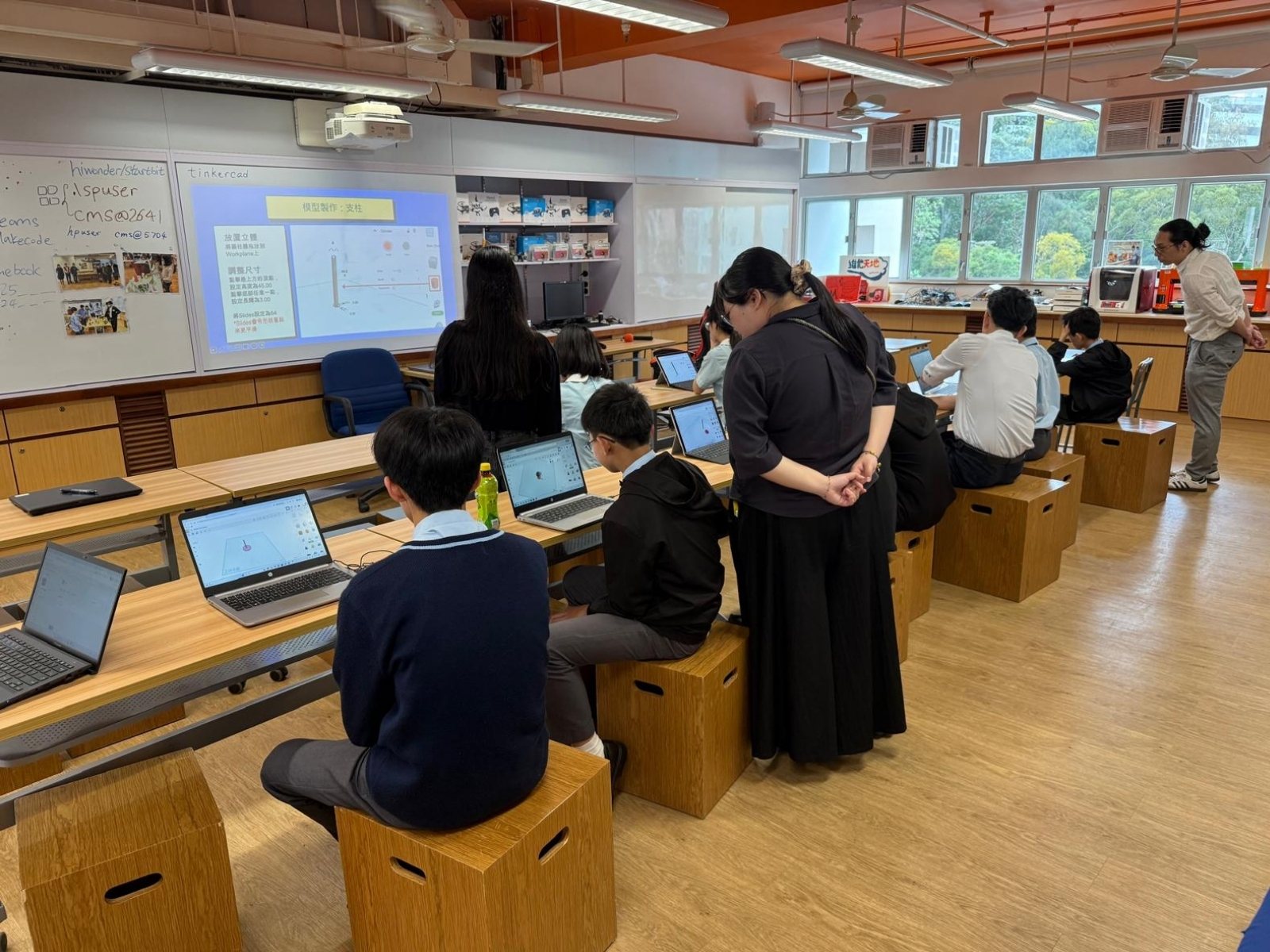 學生在課室使用電腦學習 3D 設計