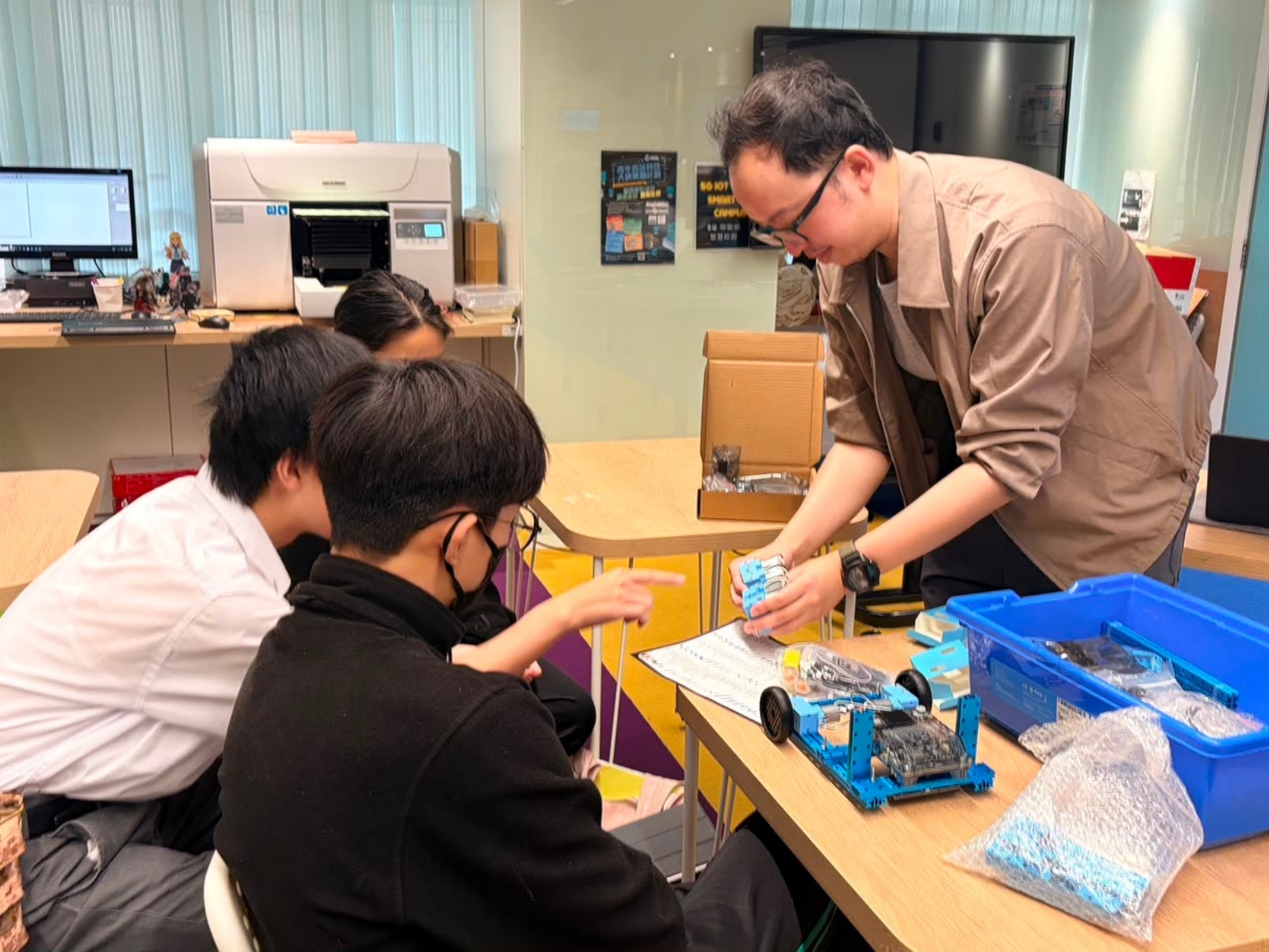 導師與學生一起組裝 MakeX 機械人