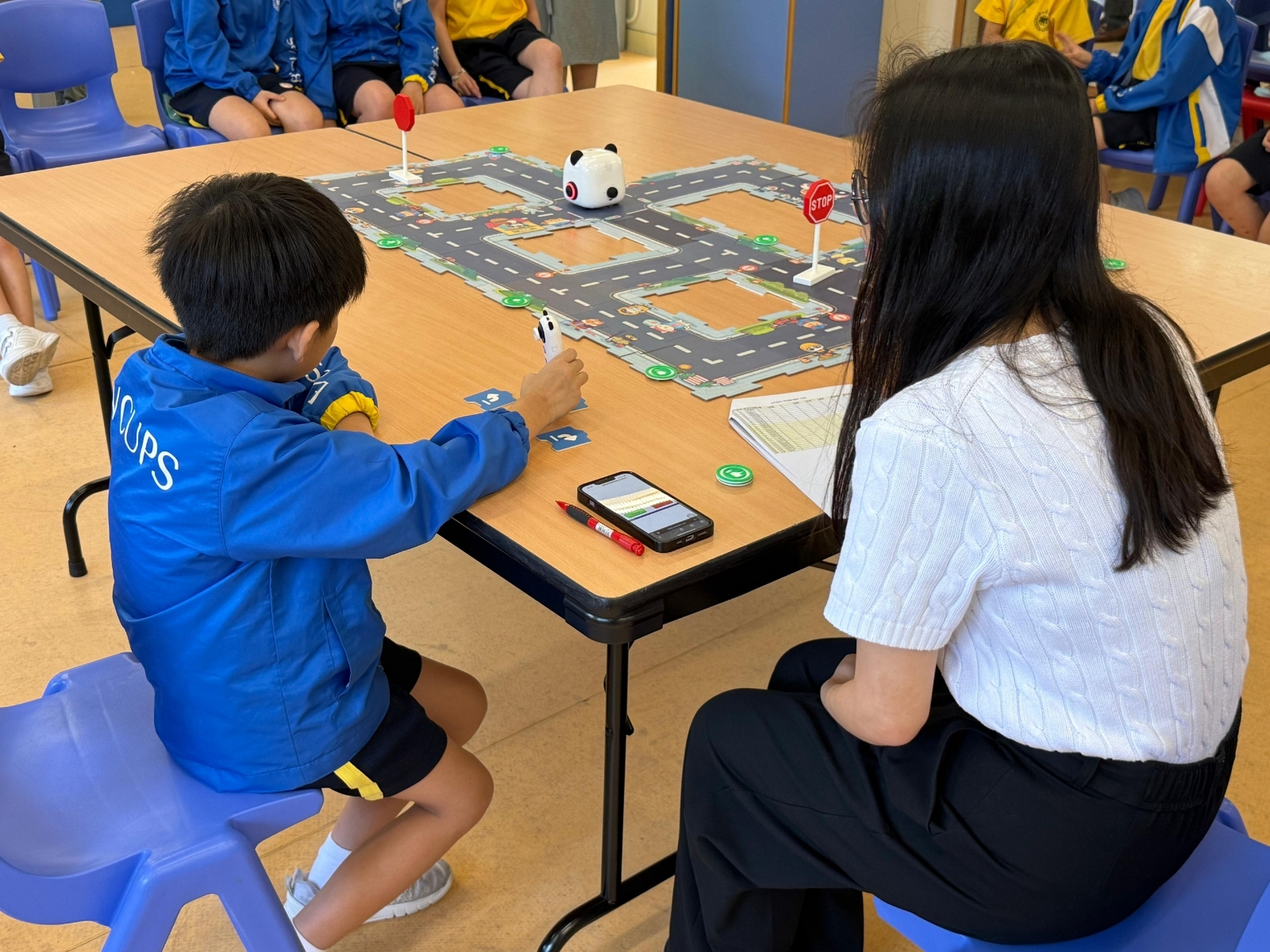 STEAM DAY中學生在體驗STEM產品